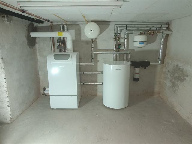 Heizungsanlage mit Speicher im Keller