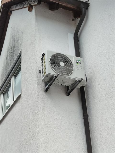 Au&szlig;enger&auml;t einer Klimaanlage an der Fassade